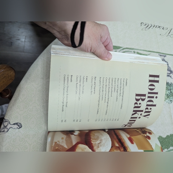 Robin Hood Baking Festival cookbook.  EUC. 11x 8 inches. 192 pages. - Picture 5 of 5